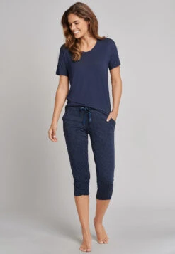 Schiesser Jersey Pants 3/4 Length Tulip Hem Midnight Blue Printed - Mix & Relax 7 Schiesser Jersey Pants 3/4 Length Tulip Hem Midnight Blue Printed - Mix & Relax -Uni Style Shop jerseyhose 3 4 lang tulpensaum nachtblau bedruckt mix relax 165670 804 front
