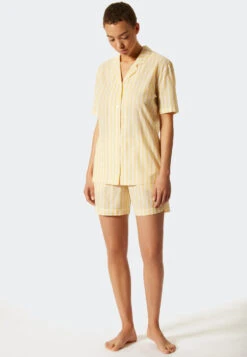 Schiesser Pajamas Short Woven Fabric Stripes Yellow - Pyjama Story -Uni Style Shop pyjama kurz webware streifen gelb pyjama story 176991 600 detail2