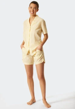 Schiesser Pajamas Short Woven Fabric Stripes Yellow - Pyjama Story -Uni Style Shop pyjama kurz webware streifen gelb pyjama story 176991 600 front