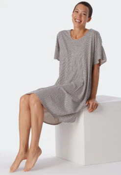 Schiesser Sleep Shirt Short-sleeved Organic Cotton Wide A-shape Graphic Print Multicolored - Flared Fit 7 Schiesser Sleep Shirt Short-sleeved Organic Cotton Wide A-shape Graphic Print Multicolored - Flared Fit -Uni Style Shop sleepshirt kurzarm organic cotton weite a form grafik print multicolor flared fit 1 179252 913 front