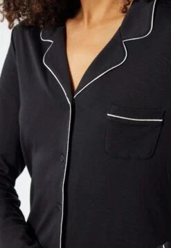 Schiesser Sleep Shirt Long-sleeved Interlock Button Placket Piping Black - Contemporary Nightwear 9 Schiesser Sleep Shirt Long-sleeved Interlock Button Placket Piping Black - Contemporary Nightwear -Uni Style Shop sleepshirt langarm interlock knopfleiste paspeln schwarz contemporary nightwear 178063 000 detail3